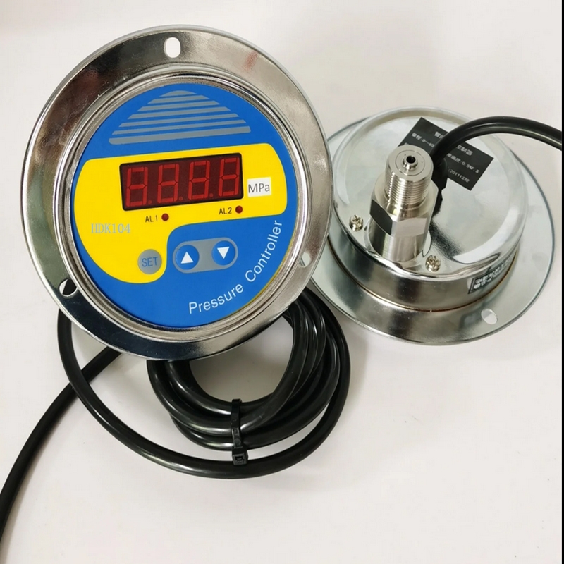 賀迪HDK104面板安裝壓力開關廣泛應用石油，化工，機械，液壓等行業(yè)測量顯示和控制。