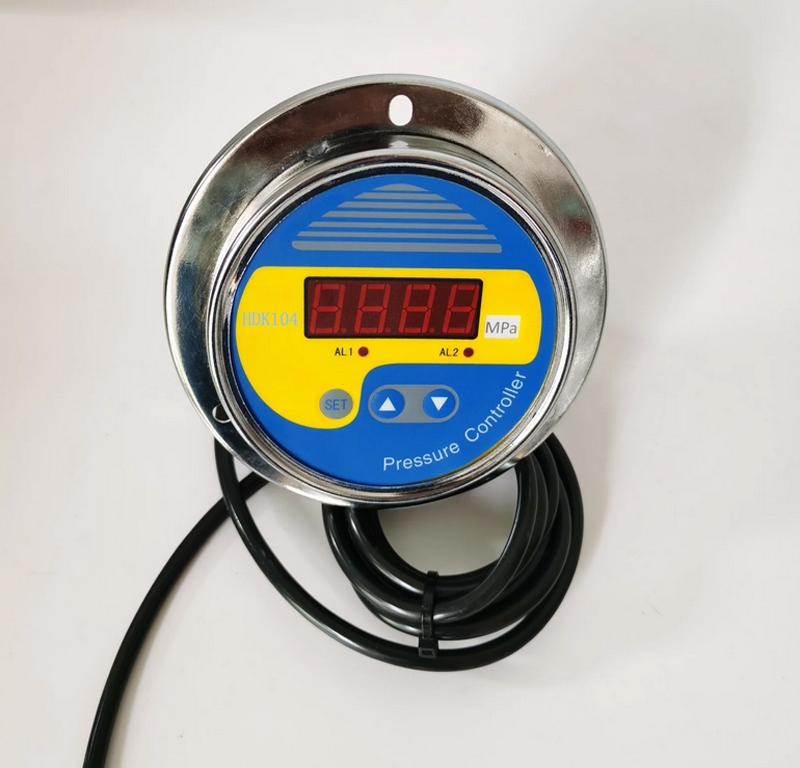 HDK104面板安裝壓力開關廣泛應用于水電，自來水測量顯示和控制。